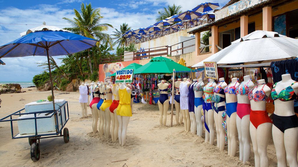 Playa de Pirangi ofreciendo compras, una playa y una ciudad costera