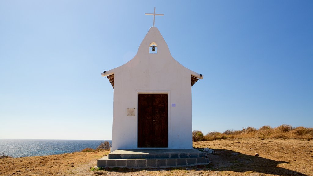 Capilla de San Pedro que incluye vista general a la costa, una iglesia o catedral y elementos religiosos