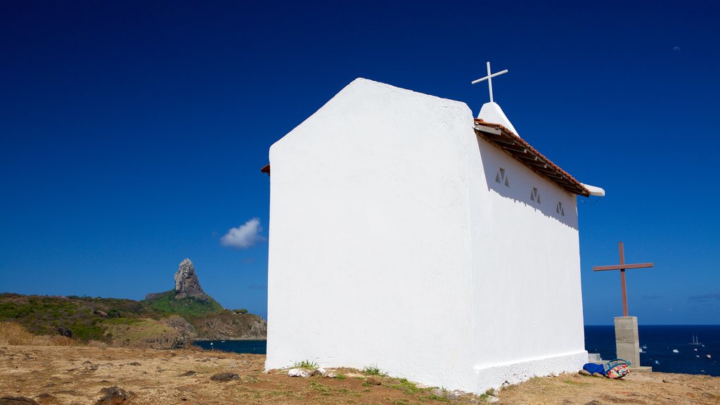 Sao Pedro-kapellet som visar kustutsikter, klippig kustlinje och en kyrka eller katedral