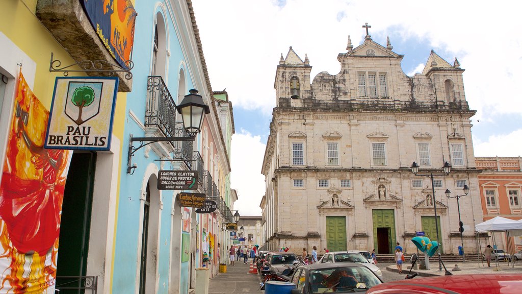 Cathedral of Salvador showing signage, heritage elements and street scenes