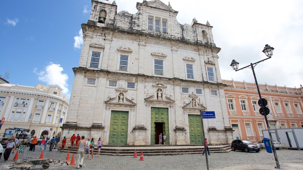 Catedral de Salvador mostrando escenas urbanas, elementos del patrimonio y aspectos religiosos