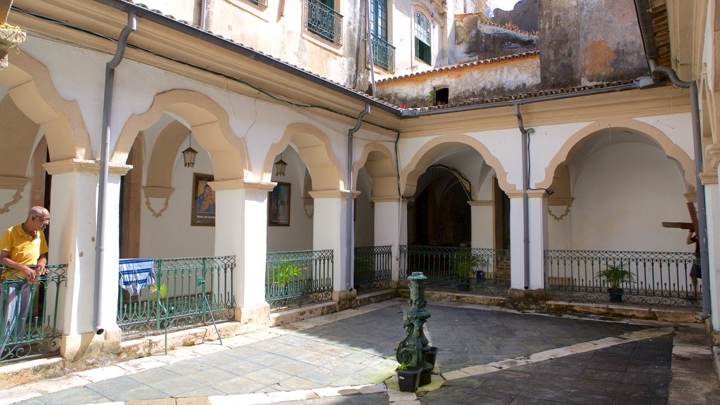 Sao Francisco Kirke og Kloster i Salvador som viser en kirke eller en katedral såvel som en mand