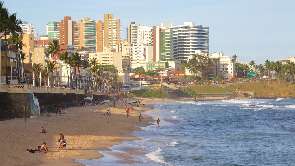 Praia do Farol da Barra que inclui paisagens litorâneas, uma cidade litorânea e uma praia de areia