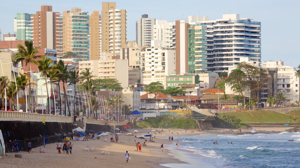 Praia do Farol da Barra mostrando uma praia de areia, uma cidade litorânea e paisagens litorâneas