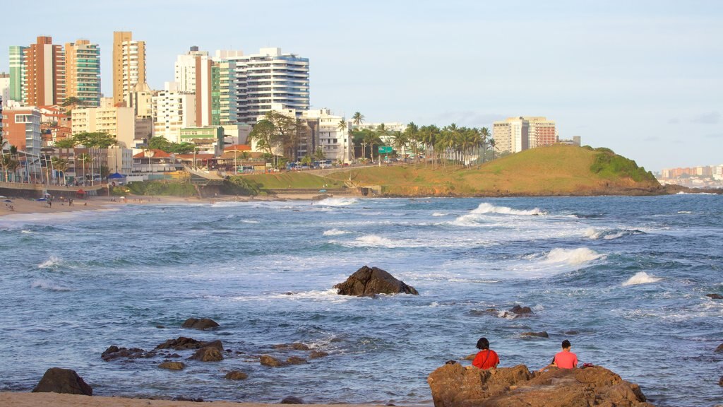 Praia do Farol da Barra que inclui paisagens litorâneas, linha do horizonte e uma cidade litorânea