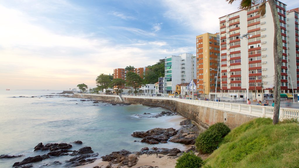 Playa Farol da Barra mostrando costa rocosa, vista general a la costa y una ciudad costera