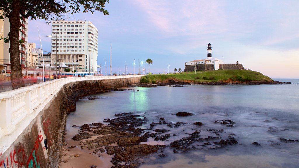 Playa Farol da Barra ofreciendo un faro, vistas generales de la costa y una ciudad costera