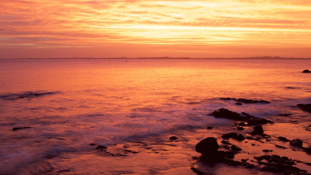 Playa Farol da Barra que incluye una puesta de sol y vistas generales de la costa