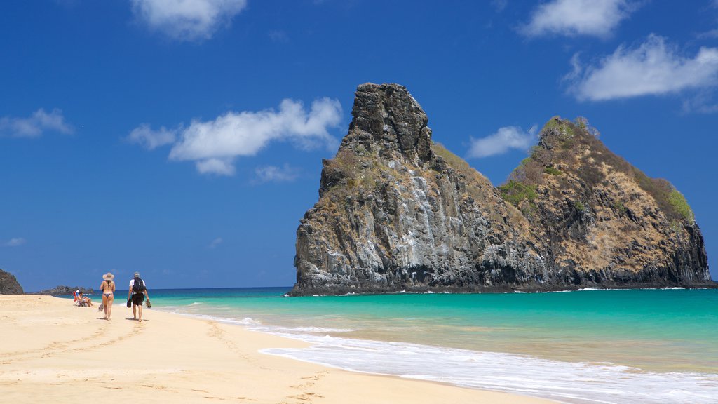 Praia de Cacimba do Padre que incluye vistas de una isla, una playa y vistas generales de la costa