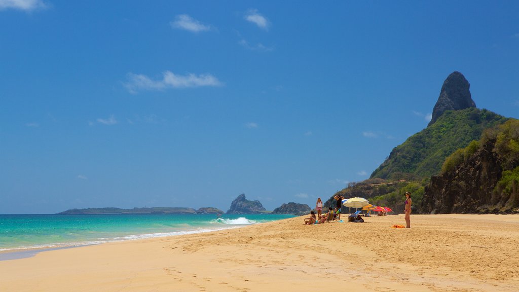 Praia Cacimba do Padre que inclui uma praia de areia, paisagens litorâneas e montanhas