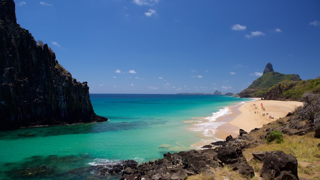 Praia de Cacimba do Padre que incluye una playa, montañas y vistas generales de la costa