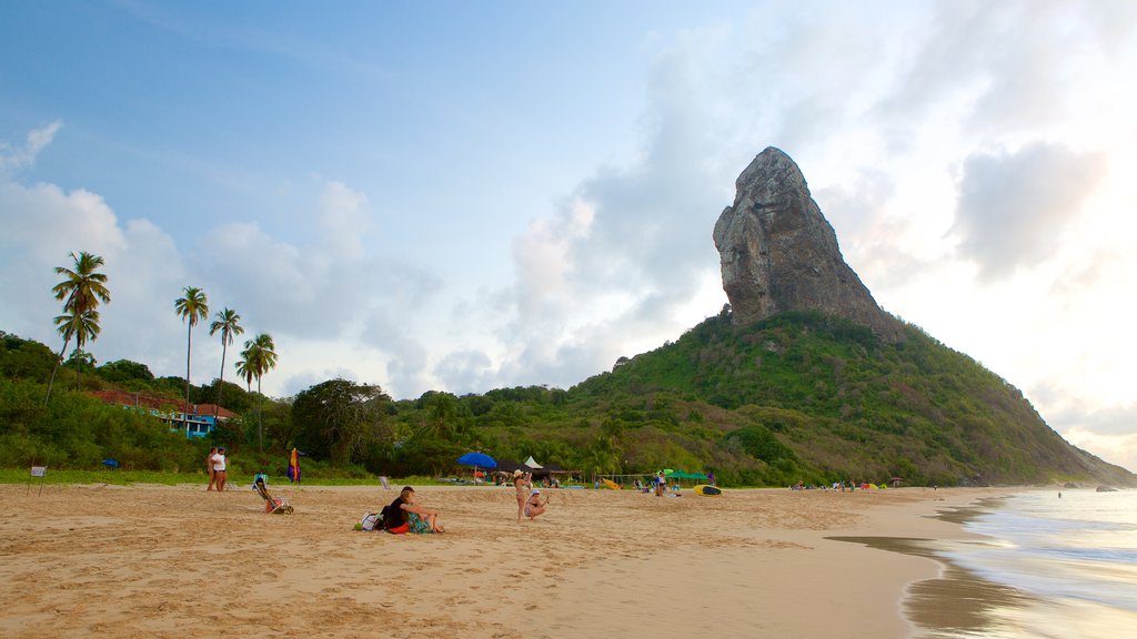 Playa de Conceicao mostrando montañas, una playa y vistas generales de la costa