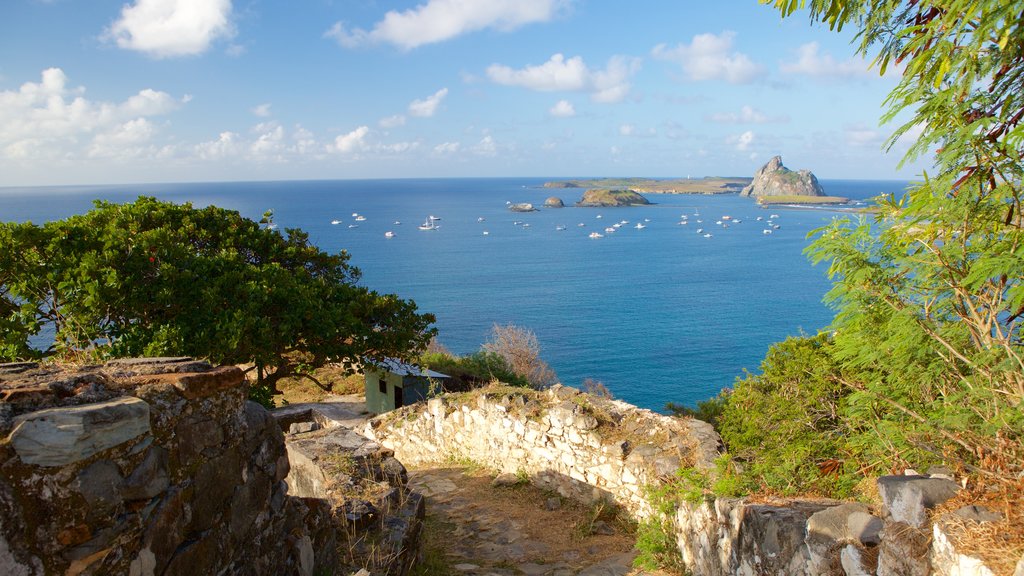 Forte dos Remédios caracterizando paisagens litorâneas, elementos de patrimônio e uma ruína