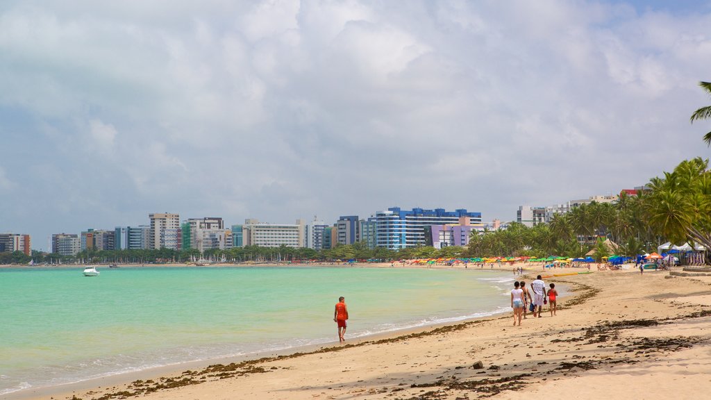 Praia de Pajuçara que inclui paisagens litorâneas, uma praia de areia e linha do horizonte