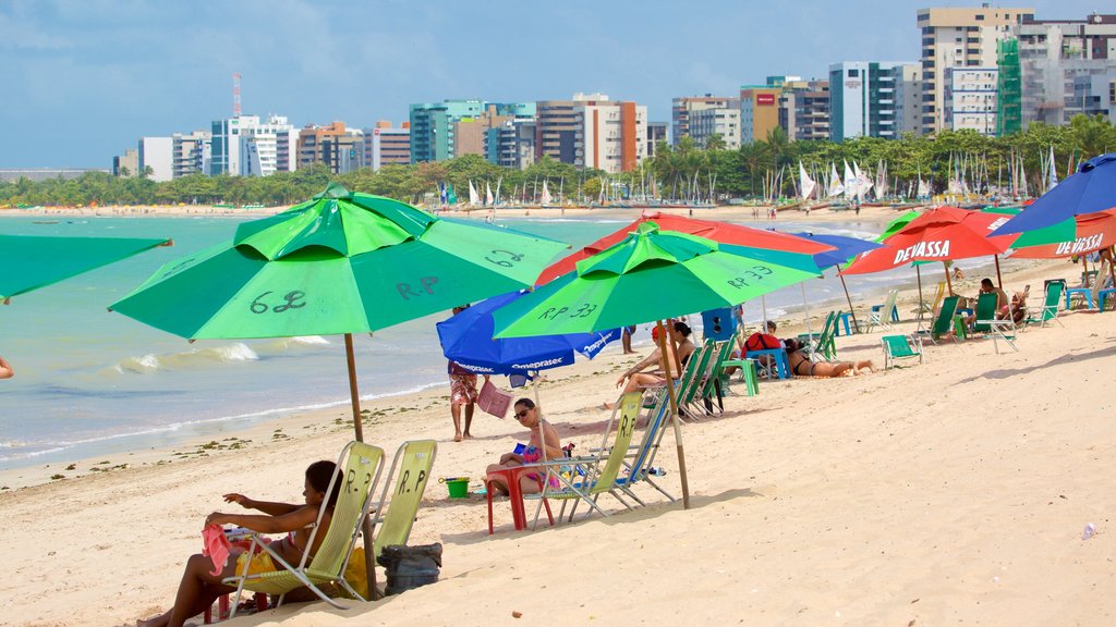 Playa de Pajuçara que incluye vistas generales de la costa, una ciudad costera y una playa de arena