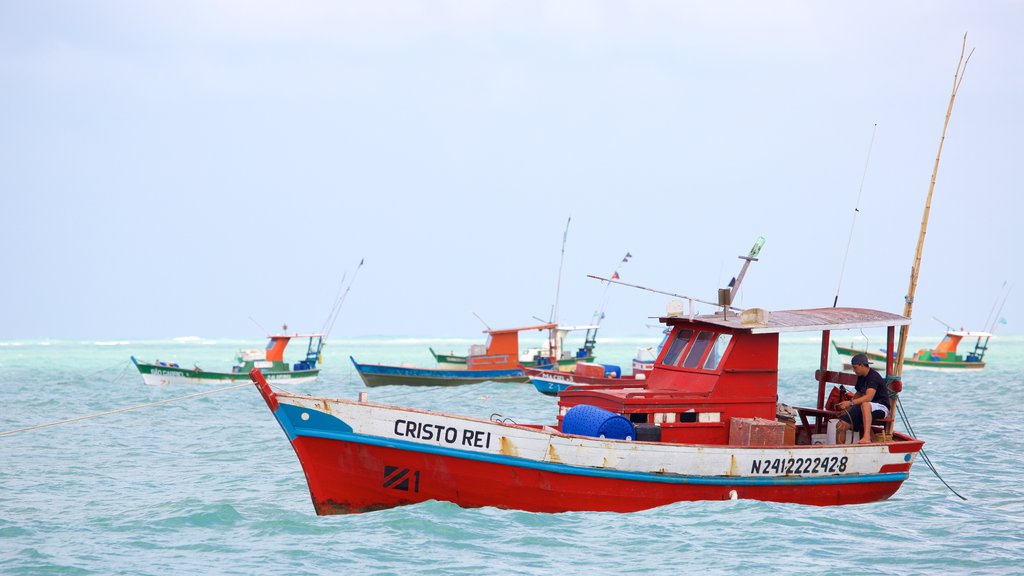 Playa de Pajuçara que incluye botes, vista general a la costa y pesca