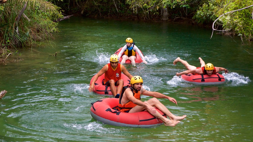 Parque ecológico Rio Formoso ofreciendo un río o arroyo y deportes acuáticos y también un grupo pequeño de personas