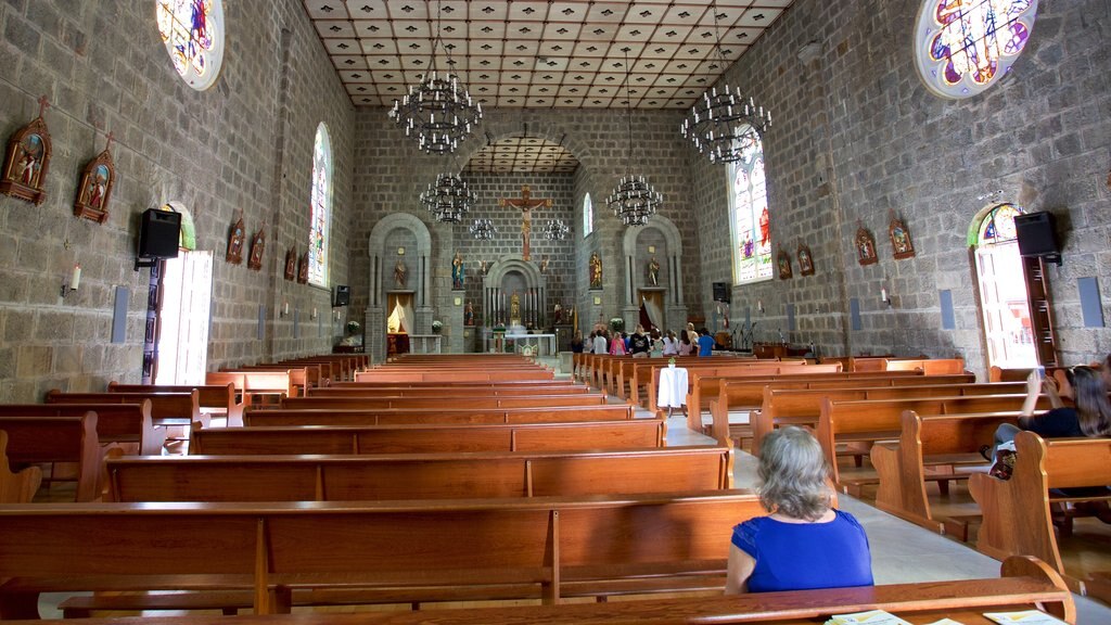 Iglesia de São Pedro que incluye aspectos religiosos, una iglesia o catedral y vistas interiores