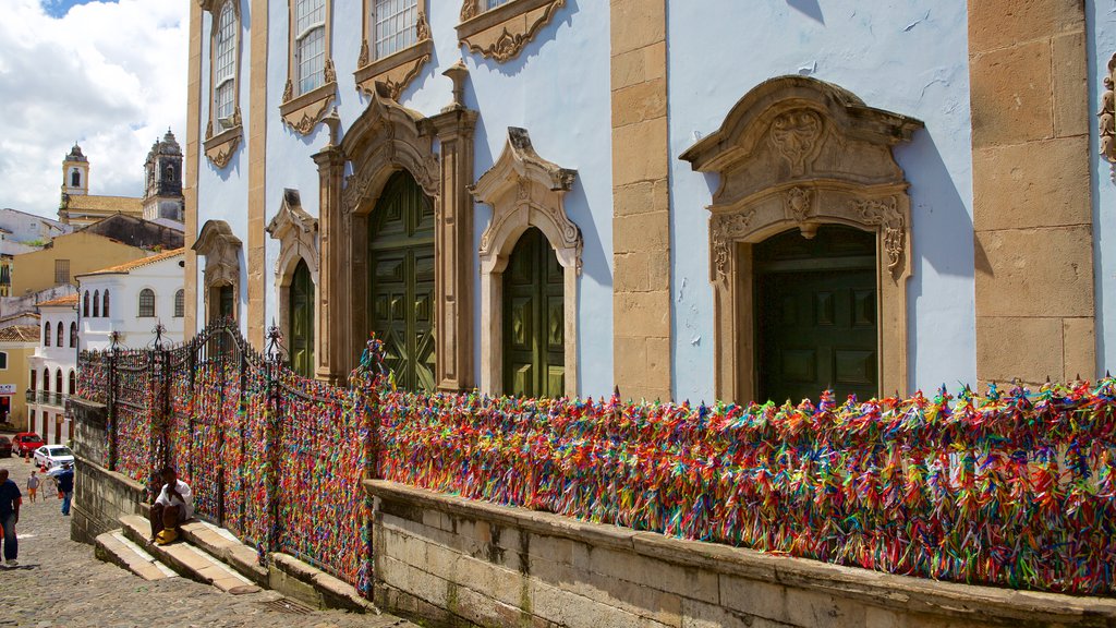 Nuestra Señora de Rosário dos Pretos mostrando una iglesia o catedral, arte al aire libre y elementos religiosos