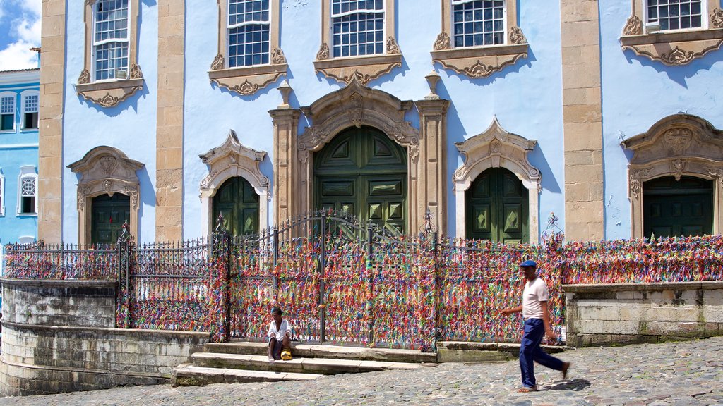 Nuestra Señora de Rosário dos Pretos mostrando elementos patrimoniales, imágenes de calles y arte al aire libre