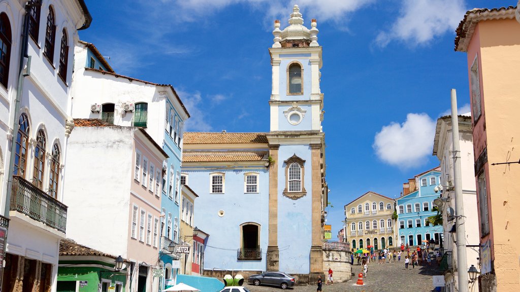 Nuestra Señora de Rosário dos Pretos ofreciendo elementos patrimoniales