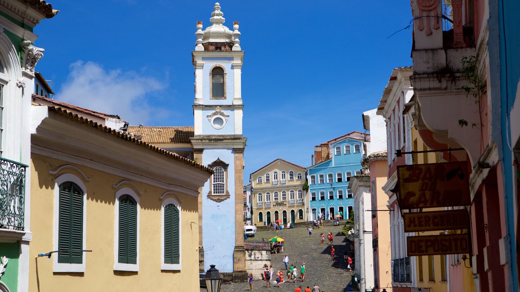 Nuestra Señora de Rosário dos Pretos que incluye elementos patrimoniales y escenas cotidianas