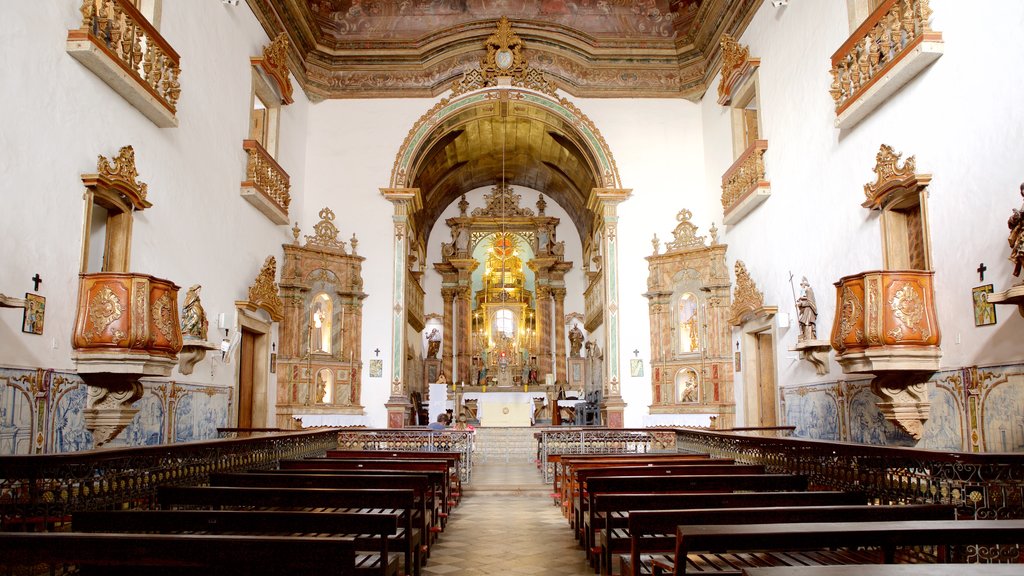 Nuestra Señora de Rosário dos Pretos que incluye vistas interiores, aspectos religiosos y elementos del patrimonio