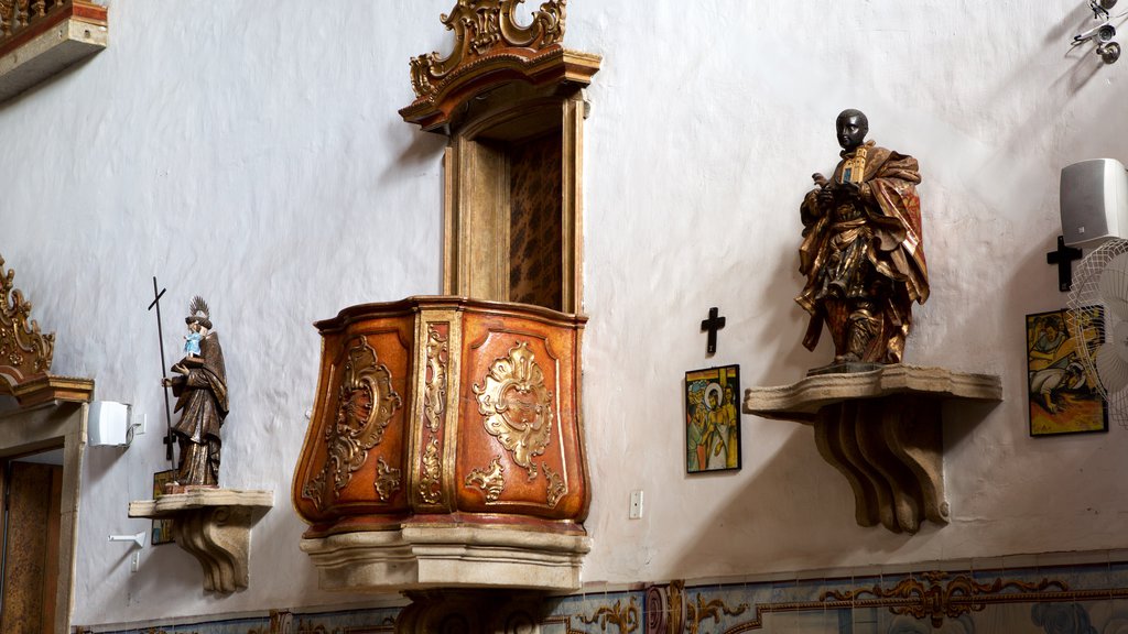 Igreja de Nossa Senhora do Rosário dos Pretos qui includes scènes intérieures, une église ou une cathédrale et une statue ou une sculpture