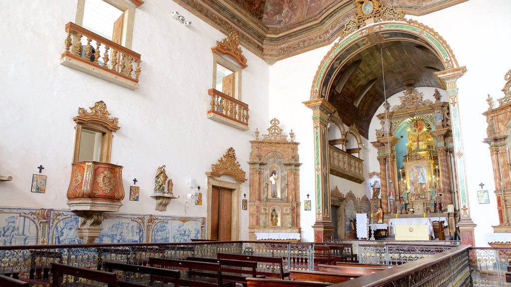 Nossa Senhora do Rosário dos Pretos caracterizando vistas internas, elementos religiosos e uma igreja ou catedral