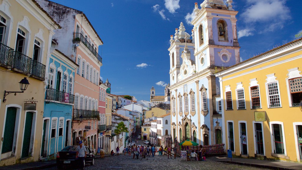 Nuestra Señora de Rosário dos Pretos que incluye elementos patrimoniales y imágenes de calles