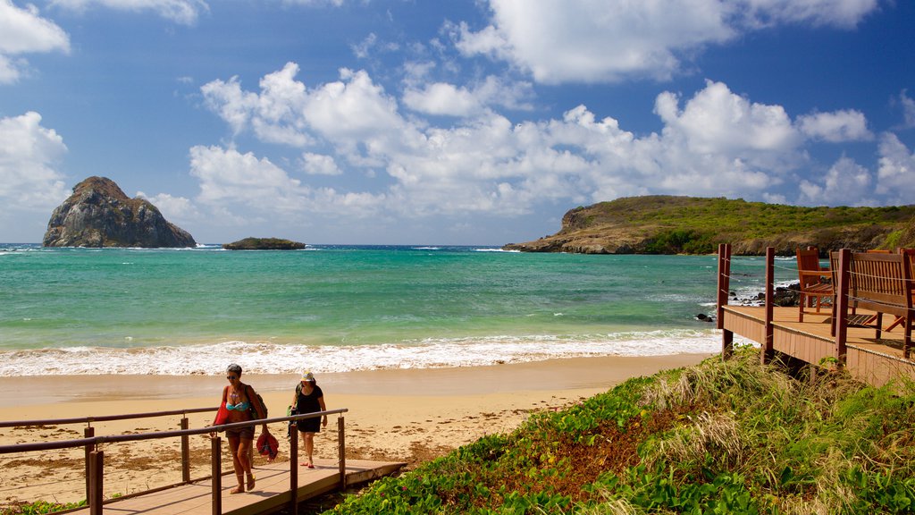 Praia do Sueste som visar kustutsikter och en strand såväl som en liten grupp av människor