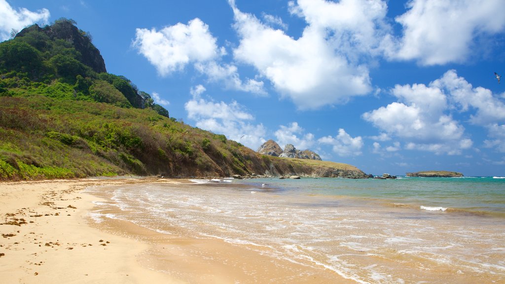 Praia do Sueste caracterizando paisagens litorâneas, montanhas e uma praia de areia