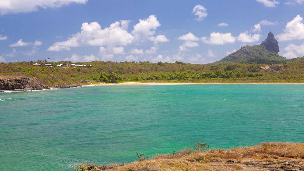 Praia do Sueste caracterizando uma praia, montanhas e paisagens litorâneas