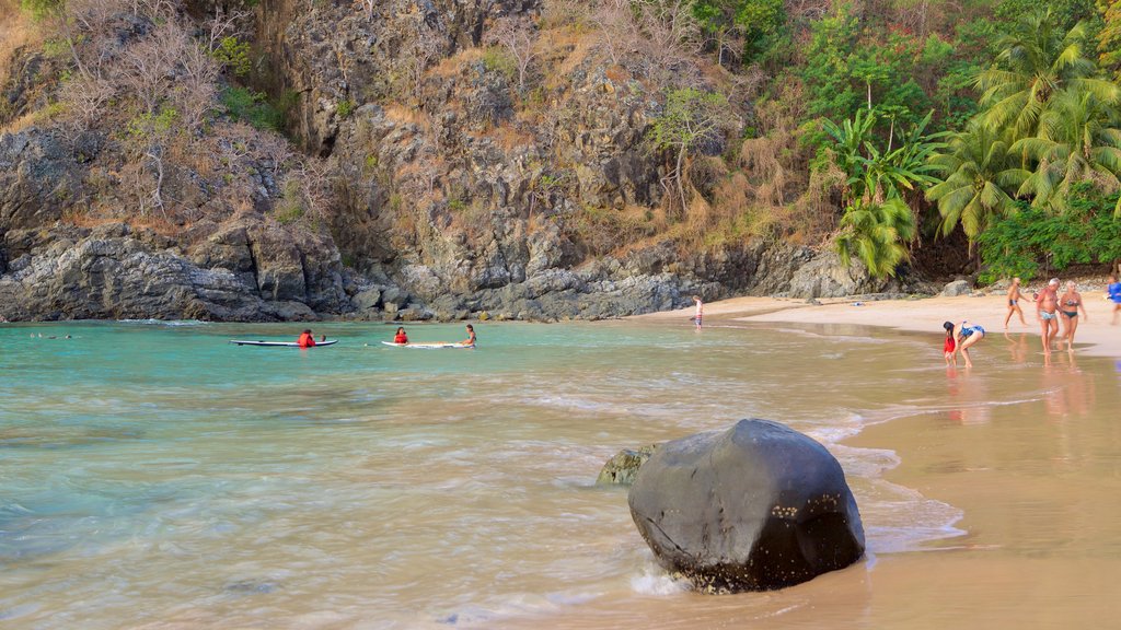 Praia do Cachorro presenterar kustutsikter, berg och kajak eller kanot