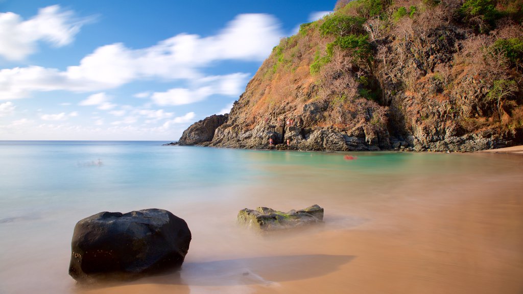 Praia do Cachorro som visar berg och kustutsikter