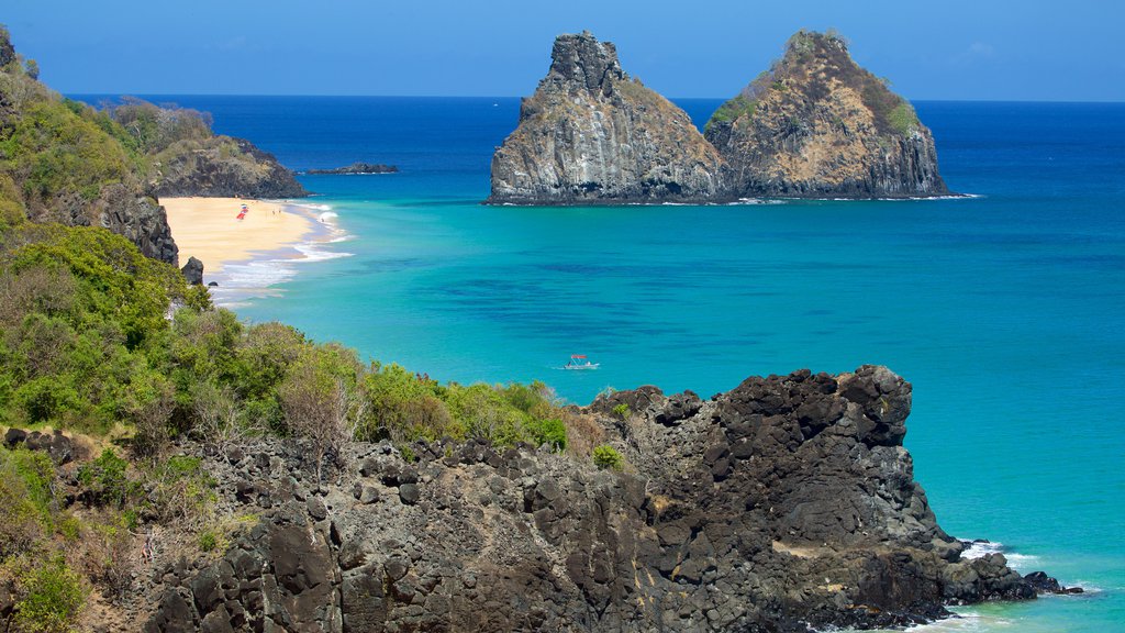 Morro Dois Irmãos que incluye imágenes de una isla, costa escarpada y vista general a la costa