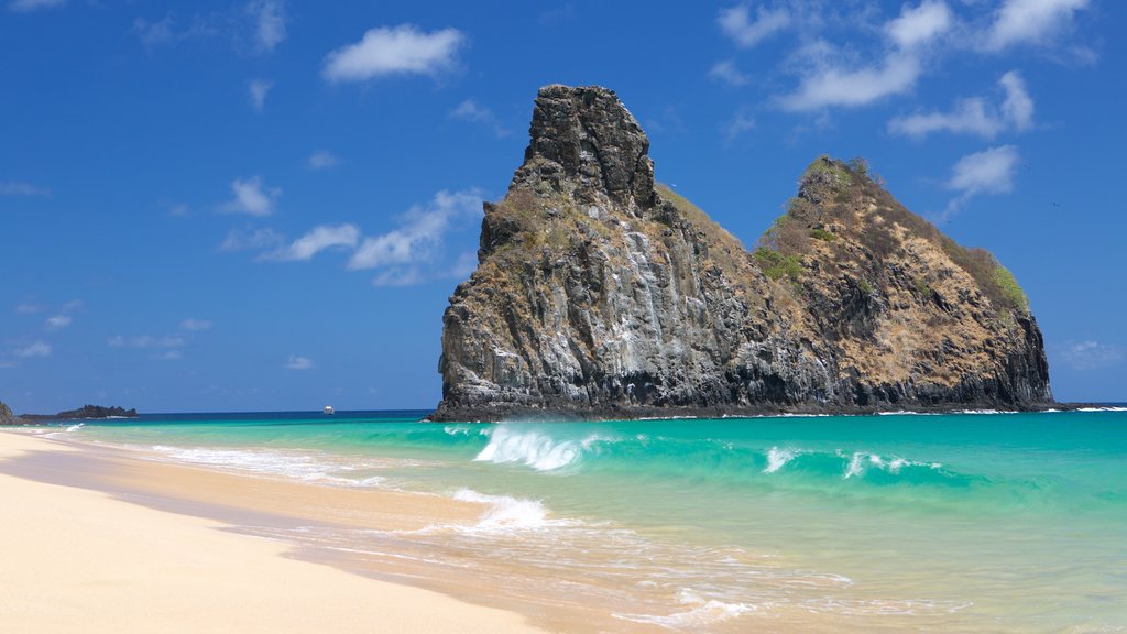 Morro Dois Irmãos toont algemene kustgezichten, eilanden en surfen