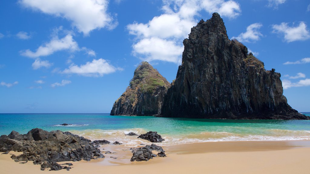 Morro Dois Irmãos que incluye vista general a la costa, costa rocosa y una playa de arena