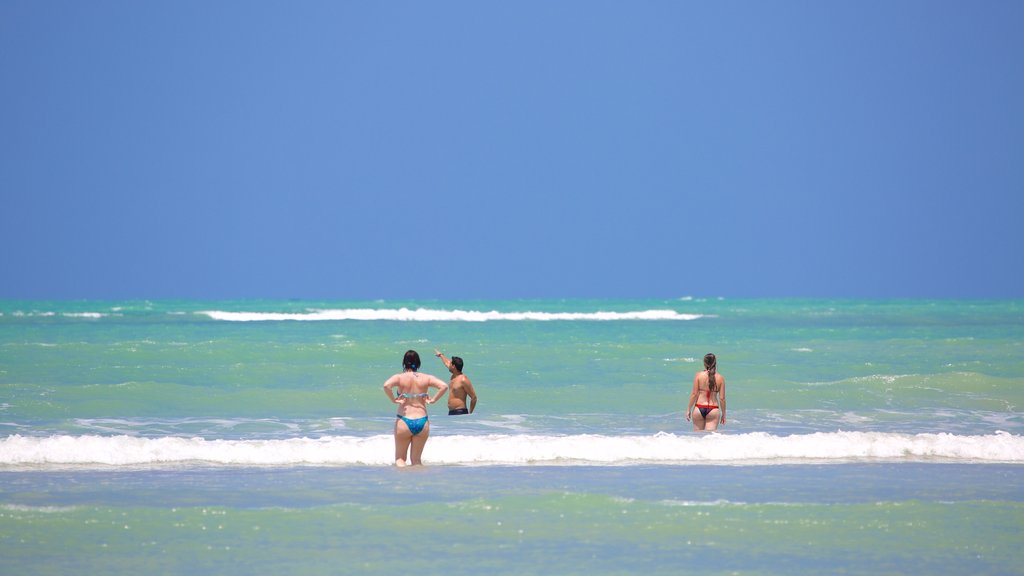 Playa Paripueira ofreciendo olas, vista general a la costa y natación