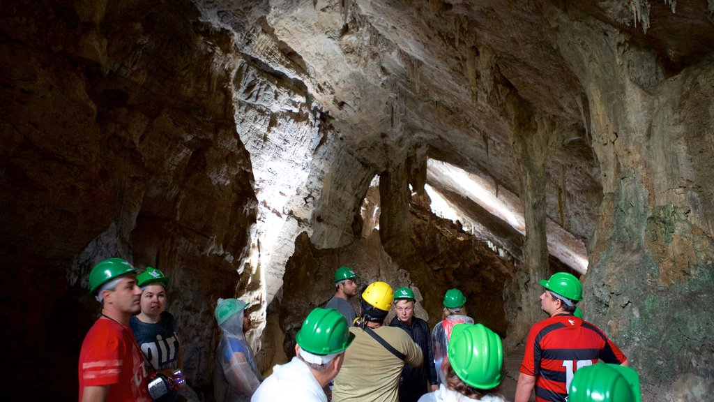 Grutas de São Miguel mostrando cavernas assim como um pequeno grupo de pessoas