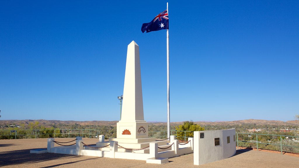 Red Centre caracterizando paisagens e itens militares