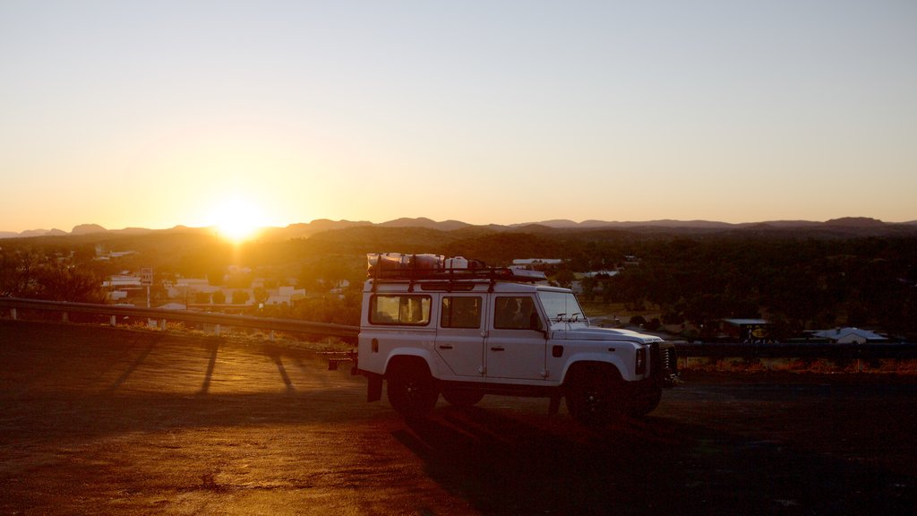 Red Centre que incluye escenas tranquilas, paseos en 4 x 4 y un atardecer