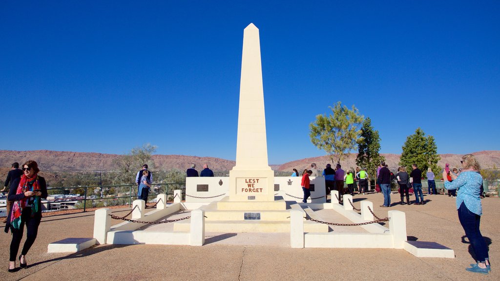 Red Centre que inclui itens militares e paisagens assim como um grande grupo de pessoas