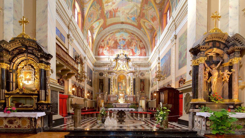 Iglesia Franciscana de la Anunciación que incluye elementos del patrimonio, arte y vistas interiores