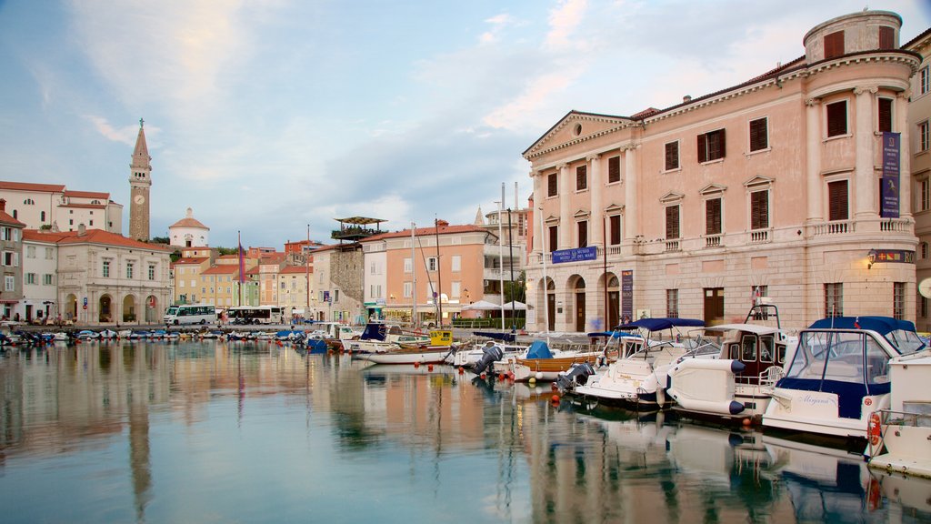 Piran som inkluderer kystby, båter og marina