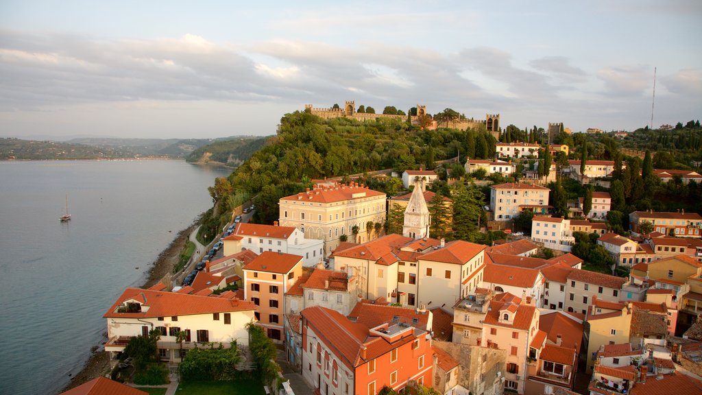 Piran que incluye vistas generales de la costa, una puesta de sol y una ciudad costera