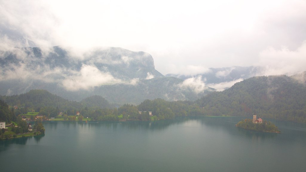 Lago de Bled que incluye un lago o espejo de agua, una pequeña ciudad o aldea y montañas