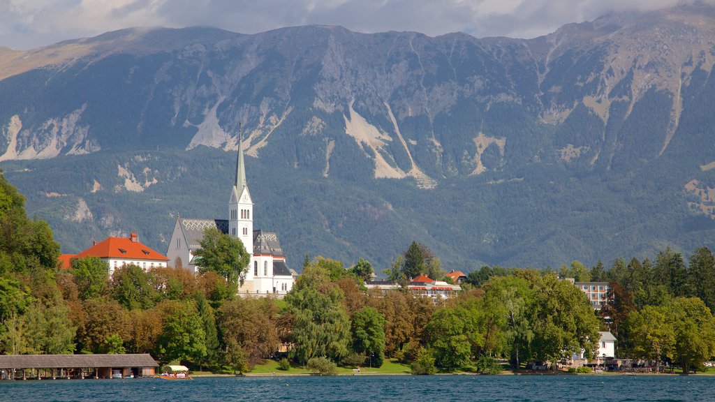 Lake Bled toont een meer of poel, bergen en een klein stadje of dorpje