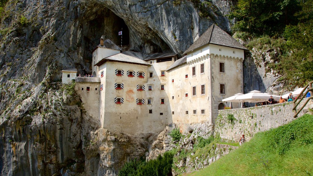 Castelo de Predjama mostrando um castelo