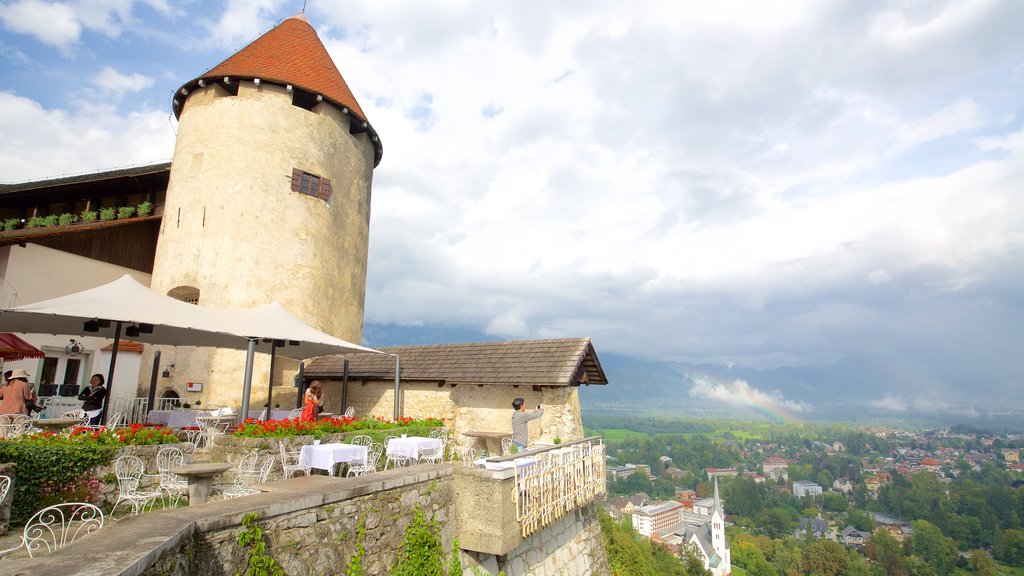 Castillo de Bled mostrando un castillo y una pequeña ciudad o aldea